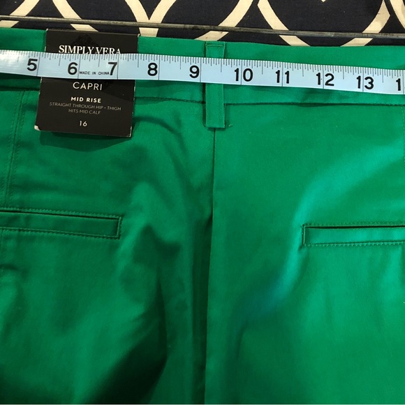 NWT Simply vera vera Wang capris
Kelly green
Perfect spring staple. - Picture 3 of 12